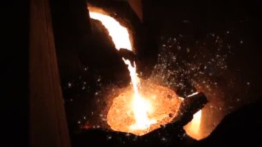 Dökme demir akar su gibi sıcak çığ. Metalurji.