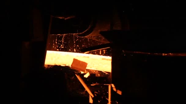 Produção de metal muito bonita. Laminação a quente de metal nas máquinas  . — Vídeo de Stock