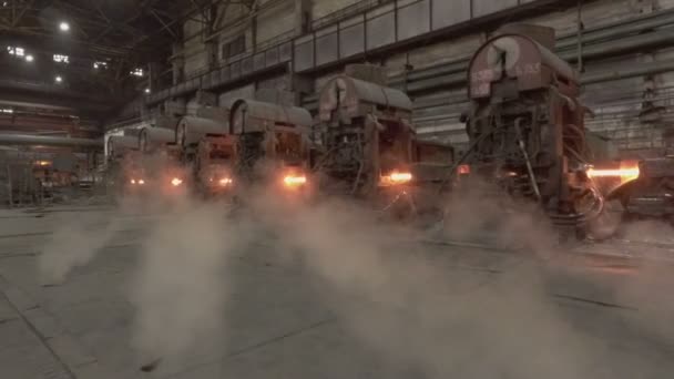 Het raken van de apparatuur waarop de hete staal beweegt. Metalen plant. — Stockvideo