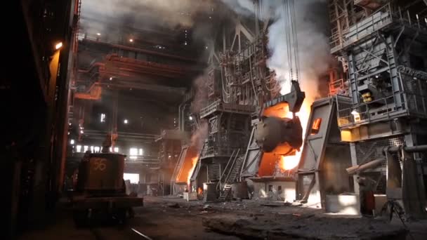 Producción de acero muy peligrosa. El cucharón de hierro caliente se convierte en un recipiente especial. Los tamaños son impresionantes . — Vídeo de stock