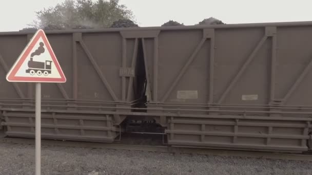 Un tren con vagones llenos de carbón caliente viaja a lo largo de líneas ferroviarias . — Vídeo de stock