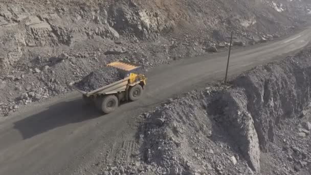 Career. Flight for BelAZ. The machine carries iron ore. — Stock Video