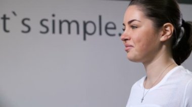 Güzel kız spor için giriyor. Yakın çekim yüz, o bir koşu bandı üzerinde yürür. 4 k yavaş Mo