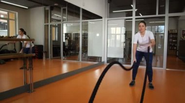 Genel planı. Kız ipleri spor kulübü olarak çalışmaktadır. 4 k yavaş Mo