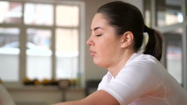 Profil halatlar ile zor bir egzersiz yaparak bir kız. Çok zor oluyor. 4 k yavaş Mo