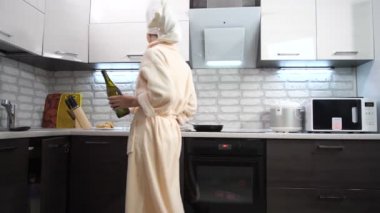 Sonra bir duş ile bir şişe şampanya, mutfağa gelir güzel bir ev hanımı bir cam için arar, ön planda bulur, bir içki dökülen ve zevkle içerler. 4 k yavaş Mo