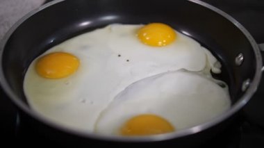 Yakın çekim. Kahvaltıda omlet. El sosis yumurta atar. 4 k yavaş Mo