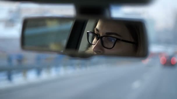 A reflexió a visszapillantó tükörben, női szem szemüveg. 4 k lassú Mo — Stock videók