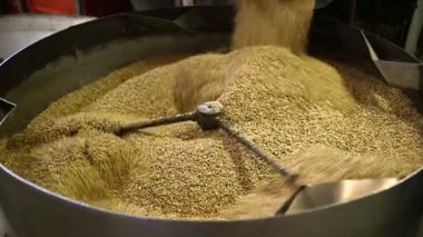 Fried çekirdekleri ayçiçeği tohumu, soğutma için davul içine dökülür. Tohum üretimi. Tek bir dosya içine bu sürecin farklı boyutlarda birçok çerçeveler vardır.