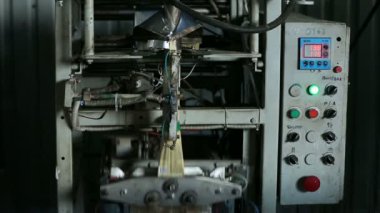 Aperatif üretim. Paketleme hattı. Otomatik paketleme işlemi aperatifler.