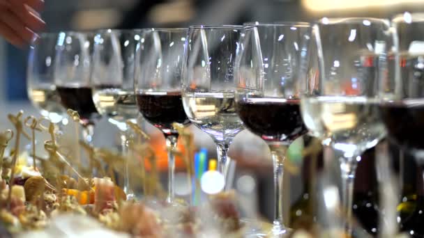 맛 있는 뷔페 테이블. 여성 손 화이트 와인의 유리를 걸립니다. 4 k 느린 모 — 비디오
