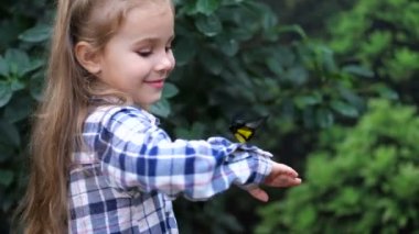 Bir kız bir kelebek elinde, gülümsüyor tutar. Kelebek uçup sürpriz kız görünüyor. 4 k yavaş Mo