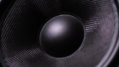 Yakın çekim. Akustik sistemi. Müzik çalar, sütun sarsılıyor. 4 k yavaş Mo