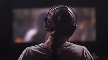 Uzun saçlı bir adam bir film ya da bir klip, Beat müzik dans ediyor izliyor. 4 k yavaş Mo