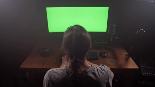 Homem criativo a trabalhar em frente ao computador. Diante dele está uma tela verde. 4K Mo lento — Vídeo de Stock