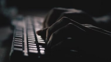 Yakın çekim. Erkek parmak klavye üzerinde çalışıyorum. 4 k yavaş Mo