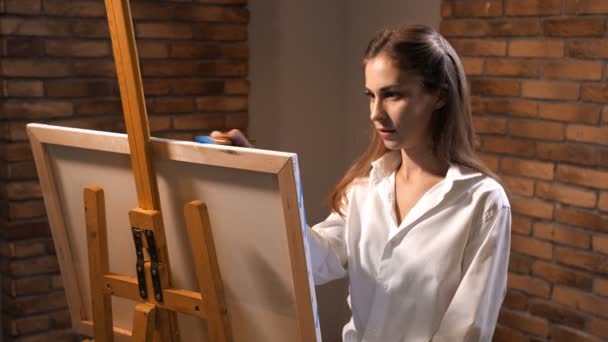 Schöne Mädchen sehr begeistert zeichnet ein Bild. 4k langsam mo — Stockvideo