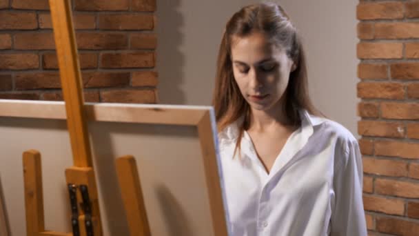 Hübsche Künstlerin im Atelier zeichnet ein Bild. 4k langsam mo — Stockvideo