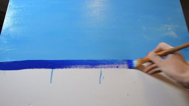 La fille peint un tableau. Dans le cadre de la toile, en un seul mouvement, l'artiste fait un horizon bleu, puis commence à peindre sur le reste. Mo lent 4K — Video