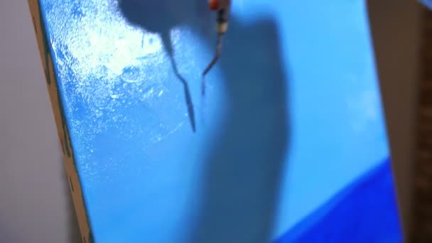 Крупный план. Фотография. Девушка рисует мастихин, отъезд камеры, открывает лицо художника. 4K Slow Mo — стоковое видео