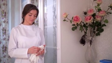 Güzellik kliniği. Genç bir doktor eldiven giyerek prosedüre hazırlanıyor. 4k Yavaş Mo