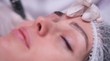 Kaşınüzerine pigment makinesi uygulamak. Kalıcı makyaj. 4k Yavaş Mo