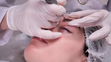 Özel ekipmanlar kullanılarak pigment uygulama prosedürü. Kalıcı makyaj. 4k Yavaş Mo