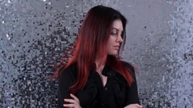 Kızıl saçlı kız, başka bir yere bakar, başını kameraya çevirir ve gülümser. 4k Yavaş Mo