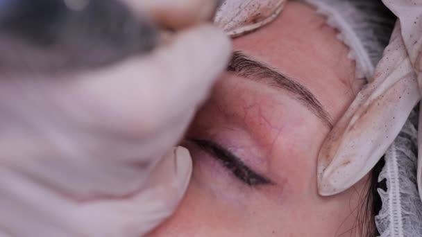 Close-up eyebrow feathering. Technique of applying permanent makeup. 4K Slow Mo — Stock Video