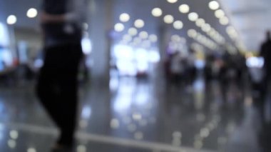 Bagajı olan kişiler havaalanındaki uçuşlarına gönderilirler. Çerçeve odak dışında. 4k Yavaş Mo