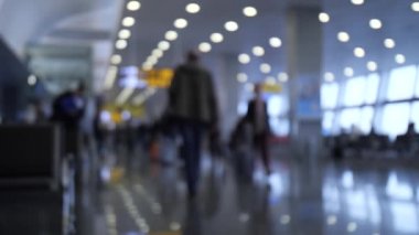 Havaalanı. Defokustaki insanlar çantalar ve bavullarla yürürler. 4k Yavaş Mo