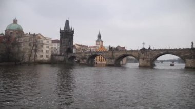 Prag. Charles Köprüsü, su boyunca güzel kamera hareketi. 4k Yavaş Mo