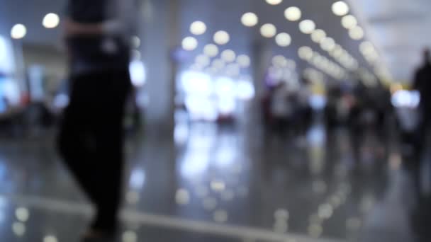 Personer med bagage skickas till flyget på flygplatsen. Ram ur fokus. 4K långsam Mo — Stockvideo