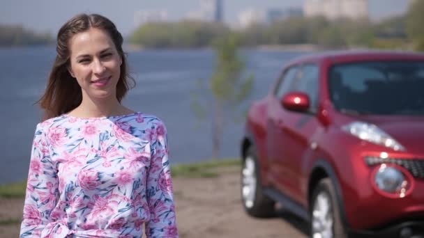 아름다운 소녀는 자동차 키를 보여줍니다, 프레임에 보고 미소. 4k 슬로우 모 — 비디오