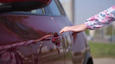 Close. Bir kadının eli arabanın kapısını açar, içeride oturur. 4k Yavaş Mo