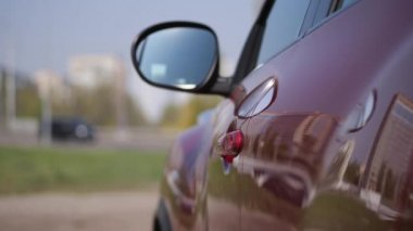 Close. Bir kadın arabayı açar ve içinde oturur. 4k Yavaş Mo