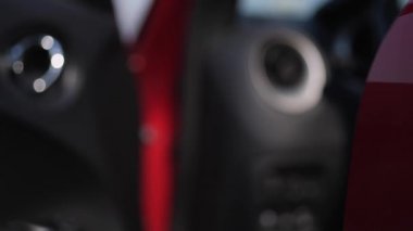 Close. Kadın eli kırmızı arabanın kapısını kapatır. 4k Yavaş Mo