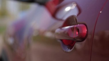 Close. Bir kadın arabaya bindi. 4k Yavaş Mo