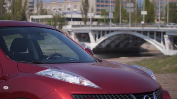 La jeune fille a vu une nouvelle voiture, très heureuse et dansant près de lui. Mo lent 4K — Video