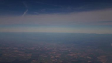 Uçak penceresinden görüntüleyin. Gökyüzü ve güzel manzara.