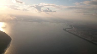 Geniş bir nehre yayılmış. Güneş batıyor..