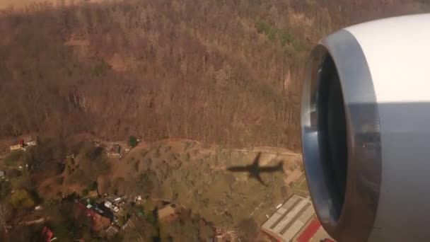 Aviones aterrizando, hermosa sombra de un avión en tierra . — Vídeo de stock