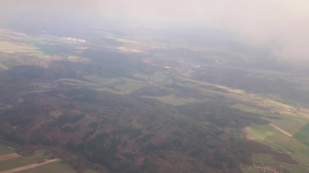 Aus dem Fenster des Flugzeugs. Flug entlang der Wolken. — Stockvideo