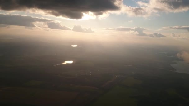 Vista dal finestrino dell'aereo. Bellissimo cielo e paesaggio . — Video Stock