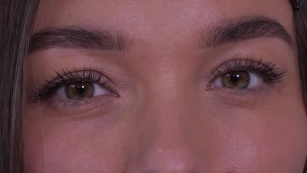 Close-up dos olhos das meninas olhando para o lado, em seguida, na moldura e sorrindo. 4K Mo lento — Vídeo de Stock