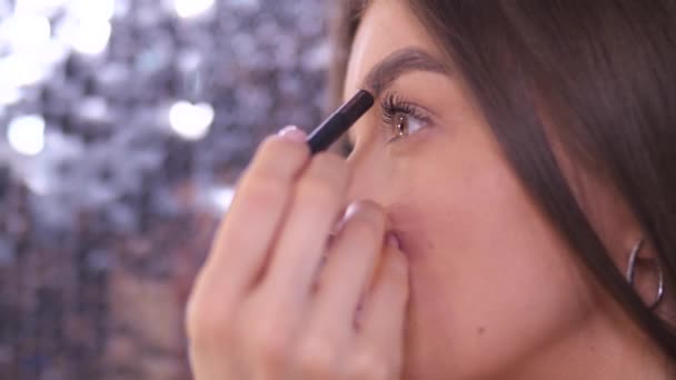 Närbild. Makeup flickan gör en ögonbryns form. 4k långsam Mo — Stockvideo
