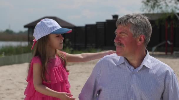 Fille avec grand-père dans la rue vraiment câlin. Mo lent 4K — Video