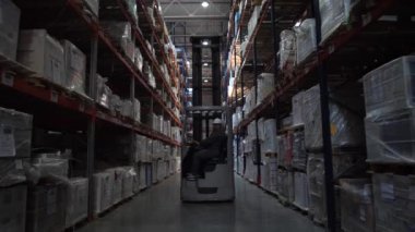 Forklift, raflar arasında ürünlerle birlikte hareket eder. Lojistik deposu. 4k Yavaş Mo