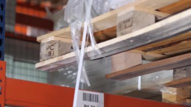 Yakın çekim, forklift rafa bir palet koymak için. 4k Yavaş Mo