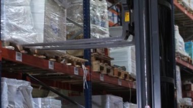 Lojistik deposunda forklift çalıştırılı. Bir çalışanın direksiyonuna. 4k Yavaş Mo